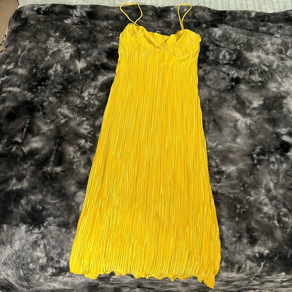 Silky yellow dress🤩